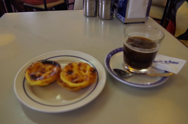 エッグタルト2つとコーヒーで軽めのランチ。