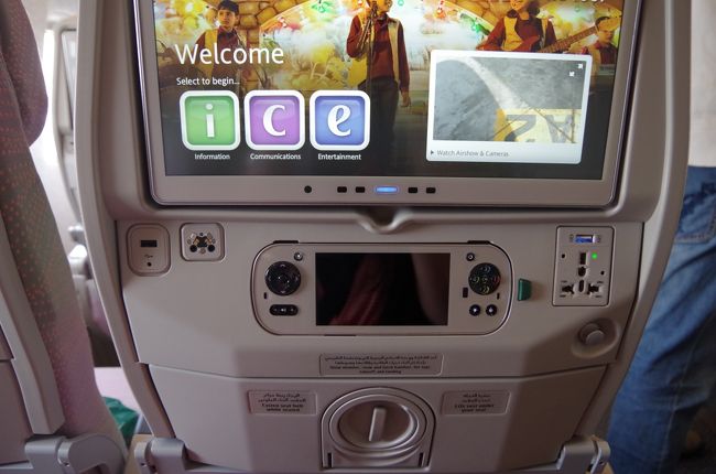 1日目 6/28 <br /><br />EK193 14:35発　ドバイ～リスボン<br />ハイテクなエンタメシステム、ゲーム機のリモコンみたい。