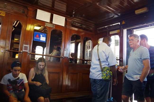 さて、サンタジュスタのエレベーターに向かう。夕方は行列が出来ていた。<br />エレベーターの中はこんな感じで椅子がある。<br /><br />このエレベーターもViva viagem cardが使えて便利。