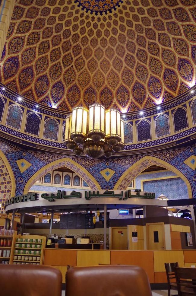 Ibn Battuta Mallにある、世界一美しいスタバ。このスタバはペルシャゾーンにある。<br /><br />ラマダン中なので営業は夜からだけど、とりあえず見れたので良かった！<br />（営業していないので、スタバの緑のサインが点灯していないけど…）