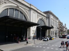 フランサ駅、19世紀に建てられた、かつてのバルセロナの中央駅

バルセロナ・サンツ駅に次いで2番目に列車の発着の多い駅だが現在は近郊線と僅かな長距離列車が発着するのみで旅行者が利用する事は殆どない

中央駅としてはサンツ駅に完全にその地位を譲ったが建物はモデルニスモとアールデコとモチーフによる装飾で、その優雅さにおいてはバルセロナで最も美しい駅と称されている

