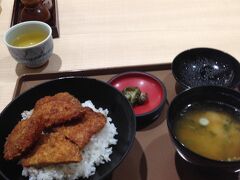 永平寺を見学した後は、お昼ご飯
お寺近くの食堂でソースカツ丼を頼みました。
親はソースカツ丼とおろしそばのセットを頼んでいました。

