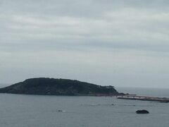 バスで約20分ほど揺られ東尋坊へ到着。ちなみに乗客は私一人でした。

とりあえず、岬の方に向かいます。
こちらは雄島です。