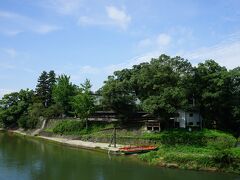 佐賀大和ICを降りて山側に進み嘉瀬川沿いを走ると赤いアーチ型の橋の手前に興止日女神社 が見えてきました。
