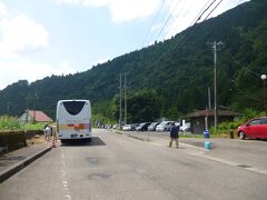 観光バスも近くには駐車場がないようで、一旦客を降ろし、方向転換をし、呼ばれたら、戻ってくるというシステムのようです。