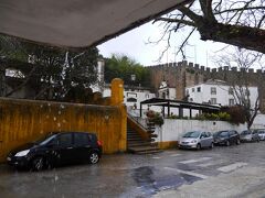 オビドスのバス停に到着。
あの青空から程なく、大雨です。
青空を返して〜！