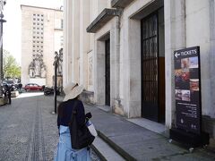 チケット売り場はこちら。鉄の門近くです。私たちは裏口から入ったので気付かなかったのね〜。
図う図うしい私たちは、購入前にすでに一か所入場（おばさんパワーで・・）していたのでした。