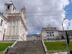 引き続き新カテドラルに向かいます。左手の建物です。ちなみに右手が現在、学生さんが学んでいる大学です。