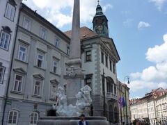 市庁舎の手前にあるのが「ロッパの泉」
こちらはレプリカで、オリジナルはスロベニア国立美術館に収蔵されているそうです。
そして、その後ろの時計塔のある建物が市庁舎です。