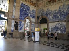 サンベント駅、ご存じアズレージョの数々。