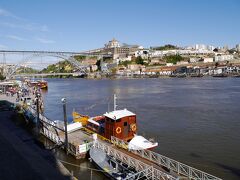ドウロ川の川辺に到着です。
この辺りは、カイス・ダ・リベイラとよばれるとても賑やかな場所です。
取りあえず、今日は下見。明日以降にゆっくり食事でもと思います。