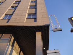 すぐ先にホテルを発見。荷物を預かってもらいましょう。
クリップホテルって、本当にクリップだったのね！

オーナーのベストルーム！のアピールも本当でした。でも、☆など期待をなさらないでね。立地と部屋の広さに冷蔵庫付きでした。