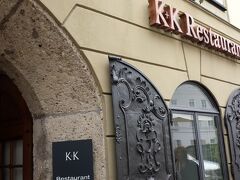 昨日も観光はしたので、私たちはランチをとる事に。
モーツァルト広場の前のレストラン「K+K Restaurants am Waagplatz」
お料理の写真がなくて何を食べたのか忘れてしまいましたが、店員さんの感じもよく、お手軽価格で美味しかった記憶があります。