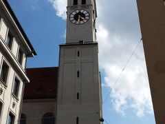 ギフトショップを覘きつつ、次に私たちが向かった「聖ペーター教会」
ミュンヘンで最古の教会と言われています。