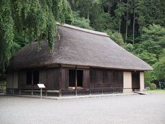 本殿奥にある「高麗氏住宅」は１６００年頃建てられた宮司さんのお住まい。
住宅脇の枝垂桜は樹齢４００年、３月中旬が見ごろだそうです。
