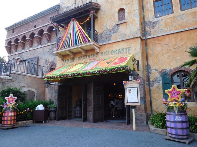 １７：５５<br /><br />ユカタンソーセージドッグを食べたら喉が渇いたのでザンビへやってきました。<br /><br />ここもサマーフェスティバルデコが施されています。