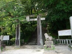 吉野ヶ里遺跡から肥前国一宮「千栗八幡宮」へ
佐賀県三養基郡みやき町にありますが、最寄駅はJR九州鹿児島本線 久留米駅になります。
写真は鍋島藩祖・鍋島直茂奉納の石造肥前鳥居（一の鳥居）です。