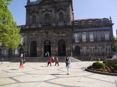 ついでに市庁舎の裏にあるトリンダーデ教会に行ってみます。無料です。