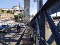 この橋、上下二段。下の橋を渡ってみます。
上に行くのがしんどかったので。