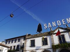 サンディマン。ポルトガルでよく見かけた黒マント。見るだけでおいしい雰囲気がします。
でも、甘口ワイン、この渋い黒マントに合わないわ。