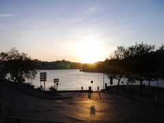 橋を渡った広場からみたドウロ川の落陽、感激です。