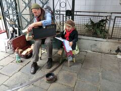 と、通りに気をとめながらも、ポリャオン市場に到着です。
入口には、オルゴールの原始のペーパーの楽譜を奏でるおじいさんと孫かしら？身じろぎもしないで本を見ながら、頭にはカナリア肩にオウム・・日本ならきっとお巡りさんから要注意です( 一一)、