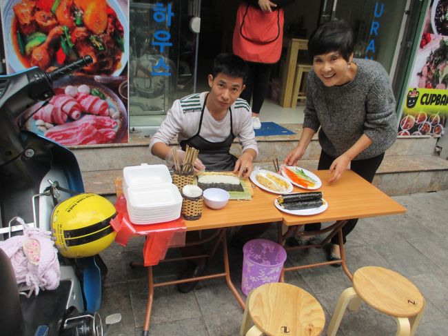 韓国レストランで海苔巻を作っていた。