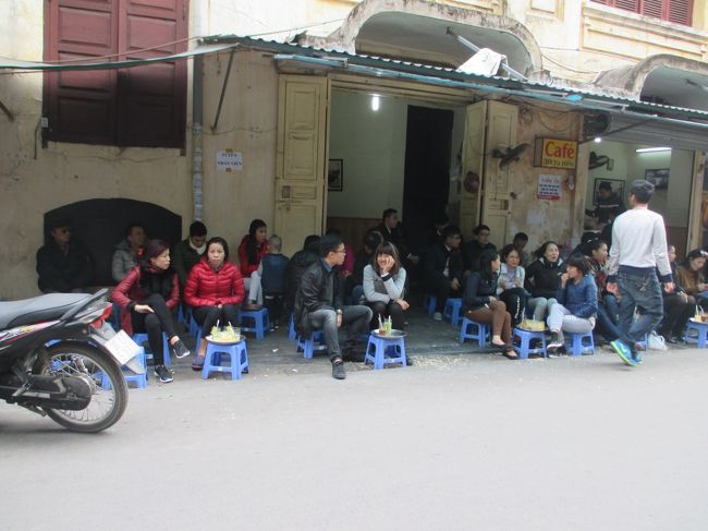 カフェは昼間から混んでいる。