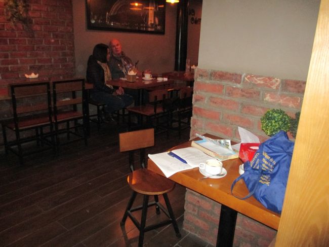 それが見れる、トゥオン中央劇場の前のカフェで<br />開演まで時間をつぶす。<br />外で売り歩いているバインミーを買って中で食べられるようなので買う。<br />