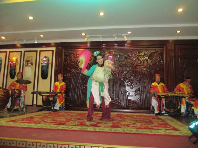 ６時開演。観客が多くないので、劇場のロビーが舞台の様だ。