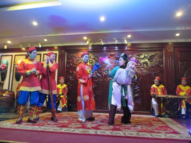 老人と女性を一人で演じ分ける。