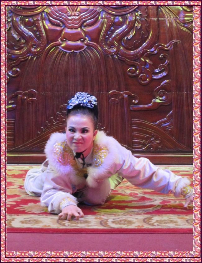 最後に歌舞伎っぽいにらみをして終わった。