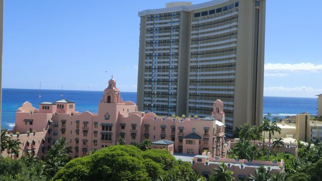 今回の宿泊先はワイキキビーチコマ―。アンバサダー、オハナワイキキマリアから徐々に海辺を目指しております（笑）。<br />そして初めて部屋から海が見えました。<br />再来年、娘の進学先によって次は海辺のホテルを狙うぞ〜（笑）！！