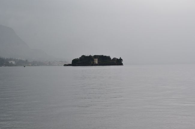 湖の中に小さな島があります。