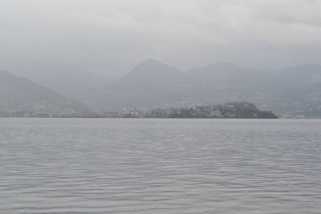 対岸。<br />曇りのため、かすんでいます。