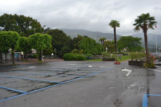 湖畔のバス駐車場。<br />