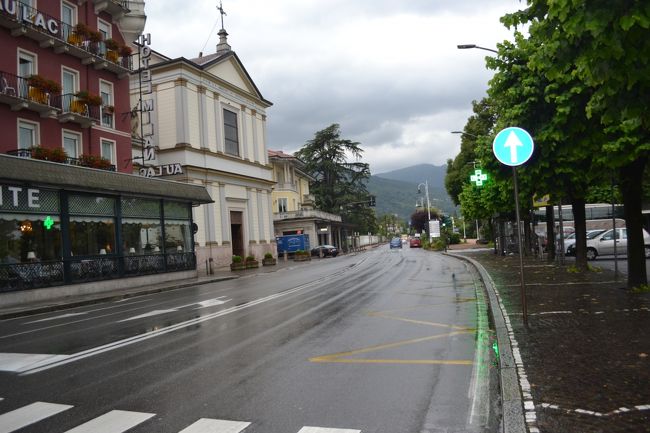 湖畔の前の道路の右側。<br />