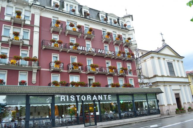 中央のホテルとレストラン。