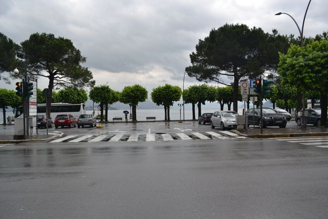 約2時間で、北イタリアの湖水地方のリゾート地、ストレーザに着き、マッジョーレ湖畔を散策します。<br /><br />この日は雲りで少し小雨が降っています。