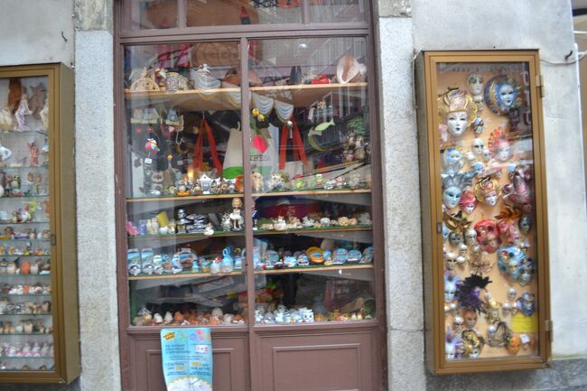 お土産屋さん。<br />まだ、開いていません。