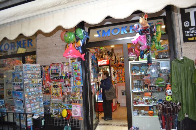 こちらのお土産屋さんは開いていました。