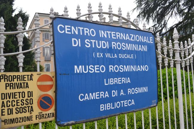 湖畔側にの道路のすぐ側に素敵な建物がありましたが、何の建物かはわかりません。<br />