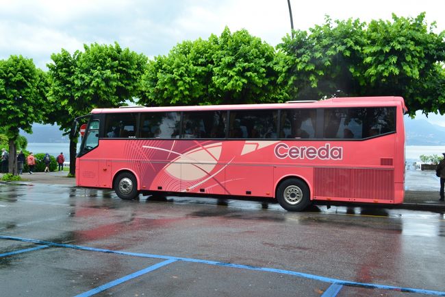 これが、弾丸ツアーで行くピンク色のバスです。<br /><br />大型バスで、乗客15人ですから、ゆったりです。<br />添乗員はアラフォーの美人女性で、英語、イタリア語、フランス語、もちろん日本を話し、ヨーロッパを中心に年間200日案内しているというベテランです。