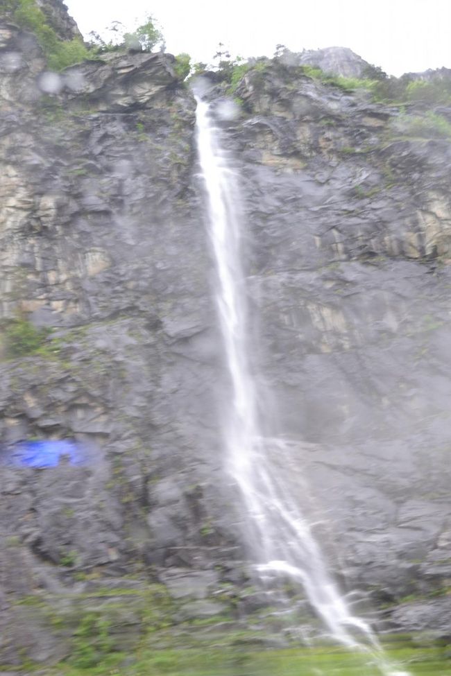 イタリアとスイスの国境に入ると山肌は滝になっています。