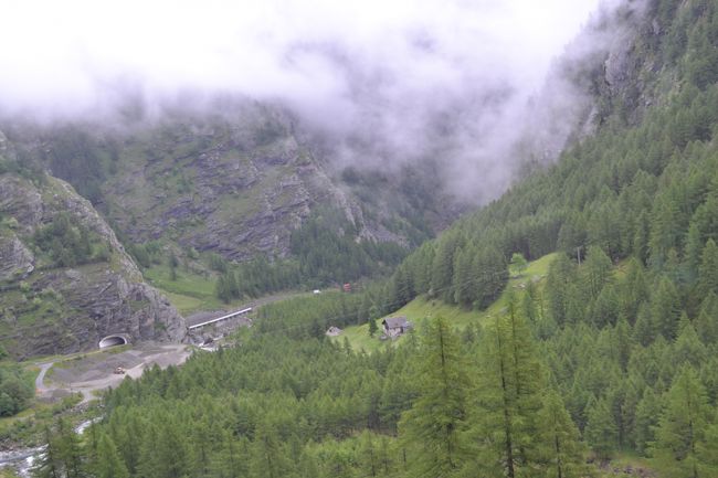 深い谷を越えてスイスに入ります。