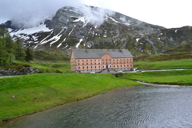 山とホテルと湖。