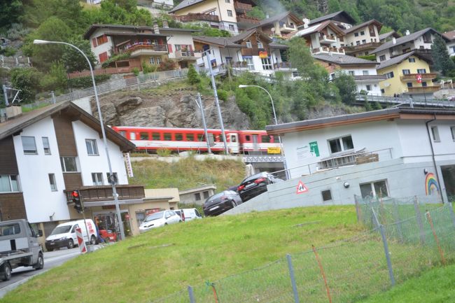 スイスを走る氷河特急の赤い電車が見えてきました。もうすぐテーシュです。