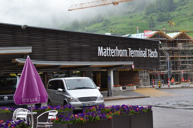 テーシュの駅です。<br />ここから先のツｴルマットまではバスではいけませんので、電車に乗り換えます。<br />