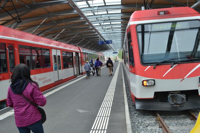 左の電車に乗ります。