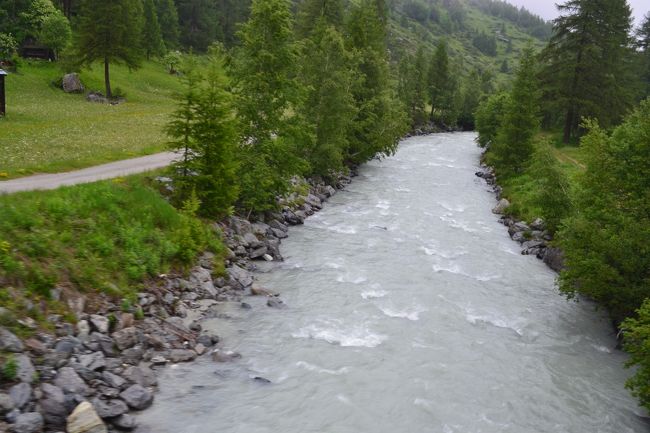 線路に沿って川が流れています。川の色は乳白濁で、石灰岩を含んであるためです。